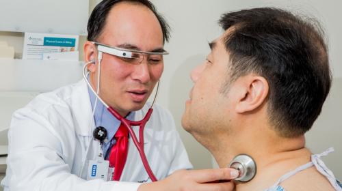 科技新闻：谷歌眼镜实现医疗数据远程实时记录